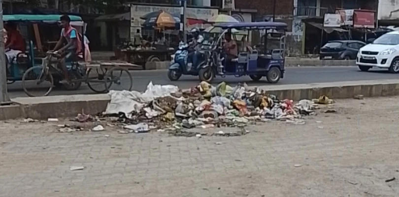 মঙ্গলবাড়িতে জোড়া সার্ভিস রোডে ফেলা হচ্ছে আবর্জনা, ক্ষুব্ধ পূর্তদপ্তর