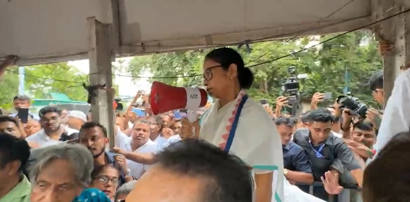 ধর্মতলায় ওয়াই চ্যানেলে ধরনাস্থলে পৌঁছলেন তৃণমূল নেত্রী মমতা বন্দ্যোপাধ্যায়