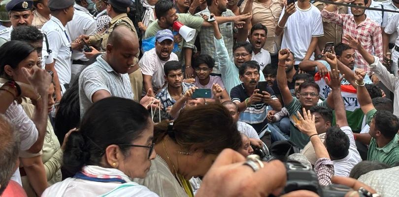 মমতা বন্দ্যোপাধ্যায়ের ধরনাস্থলে বহু মানুষের ভিড়, চলছে স্লোগান