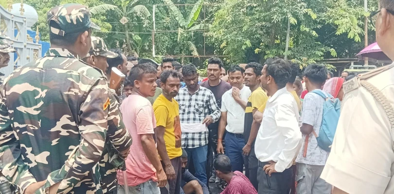 বেতন না মেলায় জলপাইগুড়ি পুরসভায় গেট আটকে বিক্ষোভ সাফাই কর্মীদের