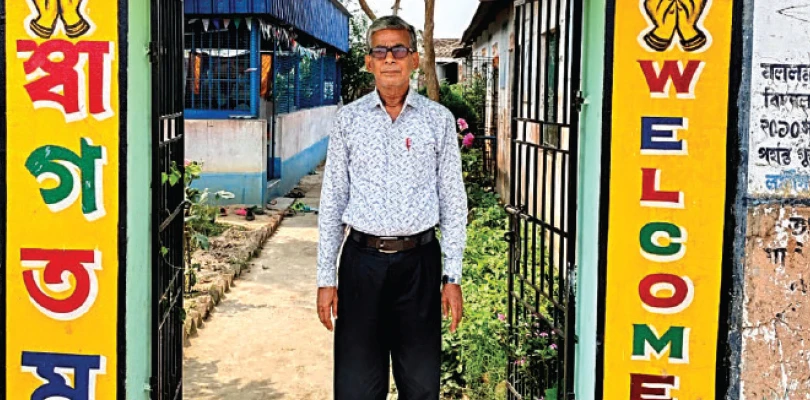 ঘাটালে বিনা পারিশ্রমিকে প্রাথমিক বিদ্যালয়ে পড়িয়ে চলেছেন অবসরপ্রাপ্ত শিক্ষক অশোককুমার চক্রবর্তী