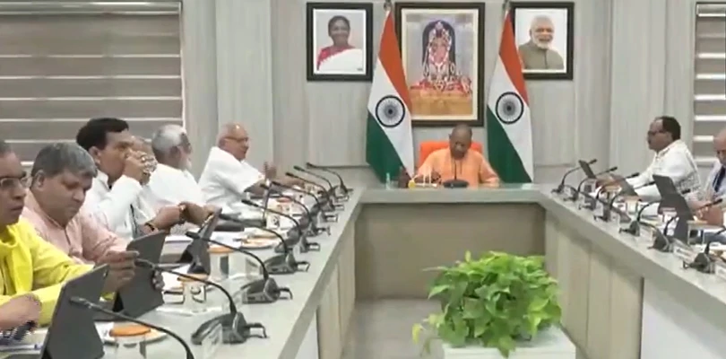 লখনউতে রাজ্য মন্ত্রিসভার বৈঠকে উত্তরপ্রদেশের মুখ্যমন্ত্রী যোগী আদিত্যনাথ