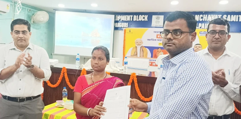জলপাইগুড়িতে মহিলাদের হাতে অন্নপূর্ণা যোজনার সার্টিফিকেট বিলি করলেন জেলাশাসক সন্দীপ কুমার ঘোষ