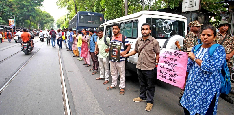 কলেজ স্ট্রিটে হকার উচ্ছেদের বিরুদ্ধে পড়ুয়াদের মানববন্ধন