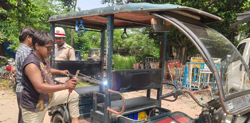 প্রশাসনের নির্দেশ অমান্য করে  ডান পাশ না আটকেই দেদার গতিতে শহর দিয়ে চলছে টোটো