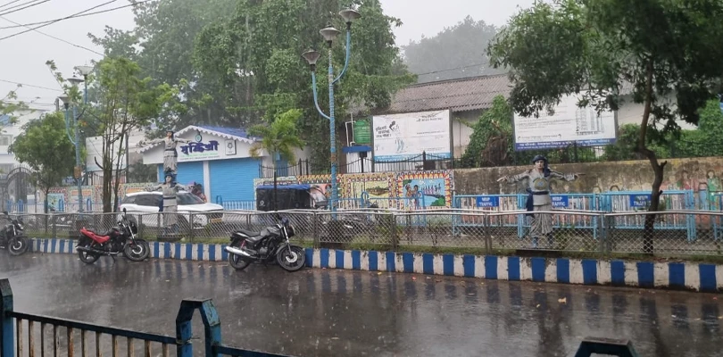 তীব্র গরমের পর দক্ষিণ দিনাজপুর জেলার বালুরঘাটে স্বস্তির বৃষ্টি