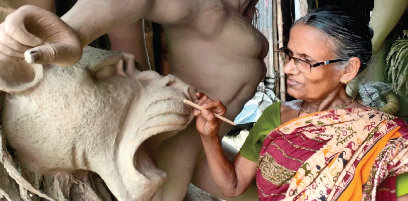 বাহাত্তরেও প্রতিমা প্রাণ পায় কৃষ্ণনগরের গীতা পালের হাতে