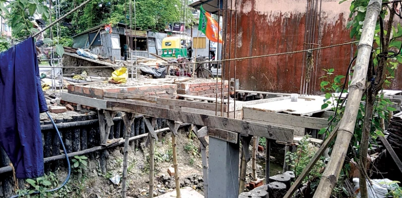 খালের উপর তৈরি হচ্ছে বিজেপির পার্টি অফিস, দলের অন্দরে আপত্তি