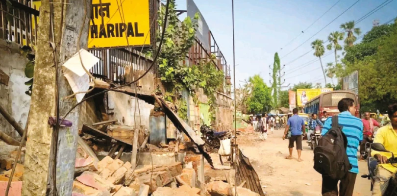 হরিপালে নিজেদের জায়গা থেকে দখলদার হটাল রেল