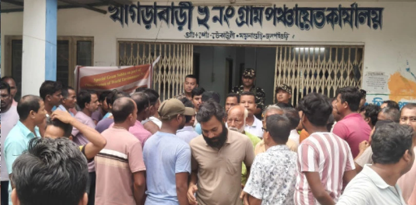 প্রধানের বিরুদ্ধে একরাশ অভিযোগ, পঞ্চায়েত অফিসে বাসিন্দাদের বিক্ষোভ, থানায় এজাহার