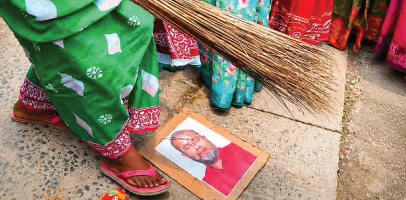 বাগনানে রাস্তায় অরুণাভর ছবি ফেলে ঝাঁটা দিয়ে মার মহিলাদের