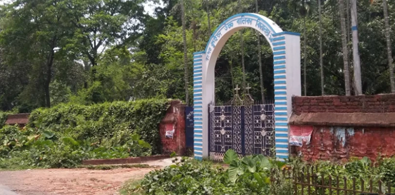 থমথমে কুইন্স উচ্চ বিদ্যালয়, হাজির হাতে গোনা ছাত্রী