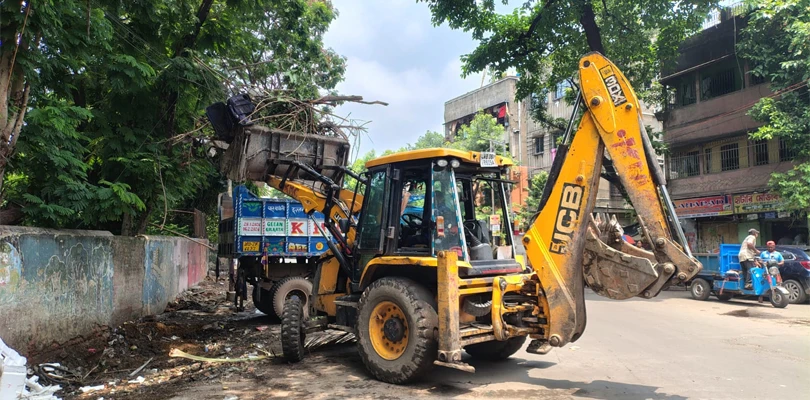 টালা পার্ক সংলগ্ন পাইকপাড়ায় মোহিত মিত্র মঞ্চ সংলগ্ন ফুটপাতে থাকা ঝুপড়ি, দোকান উচ্ছেদ করল পুরসভা, চলল বুলডোজার