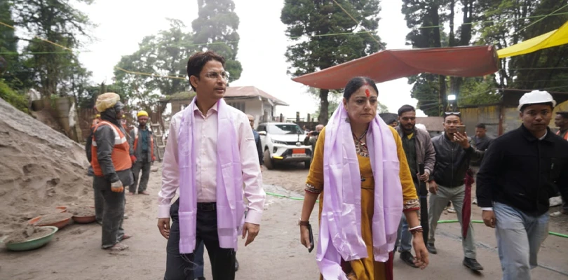দার্জিলিংয়ে সিঞ্চল লেক সংস্কার প্রকল্পের কাজ খতিয়ে দেখতে অগ্নিমিত্রা পাল  সঙ্গে  সাংসদ রাজু বিস্তা