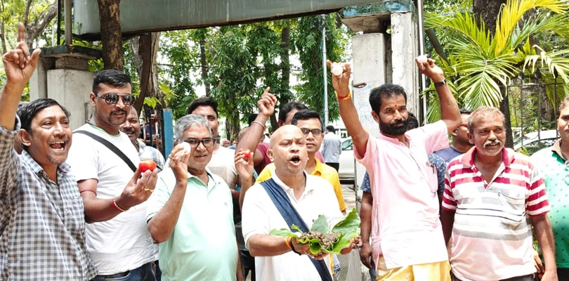 বিধাননগর উত্তর থানা থেকে কোর্টে নিয়ে যাওয়া হবে সব্যসাচী দত্তকে, তার আগে থানার বাইরে বিক্ষোভ বিজেপি কর্মীদের, দেওয়া হচ্ছে চোর চোর স্লোগান