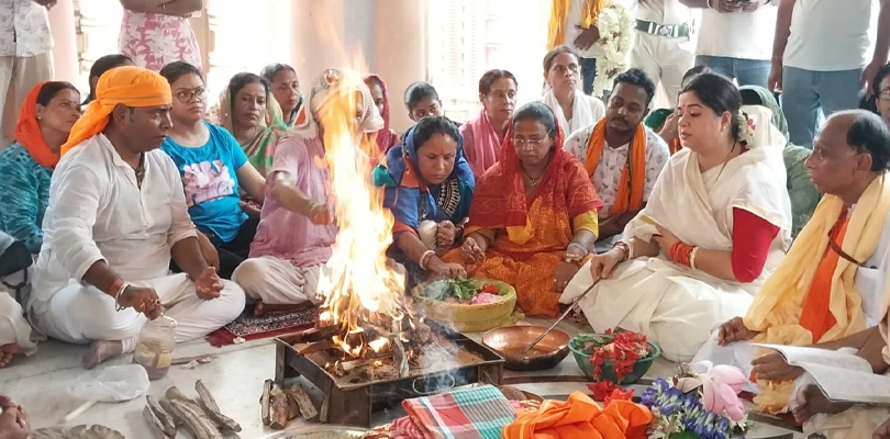 প্রধানমন্ত্রীর সাফল্য কামনায় সর্বমঙ্গলা মন্দিরে হোম করছেন মন্ত্রী মৌমিতা বিশ্বাস মিশ্র