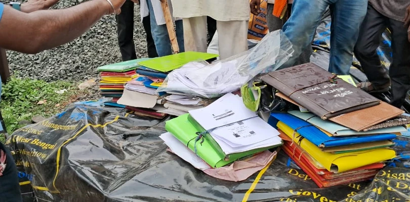 ইলামবাজারে তৃণমূলের দলীয় কার্যালয় থেকে উদ্ধার বস্তা বস্তা সরকারি ত্রাণের ত্রিপল, আধার কার্ডের জেরক্স, বিভিন্ন ফাইল এবং সাদা থান