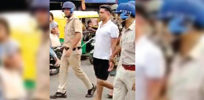 ফলতার ত্রাস জাহাঙ্গির খানকে হাফ প্যান্ট পরিয়ে রাস্তায় হাঁটাল পুলিশ