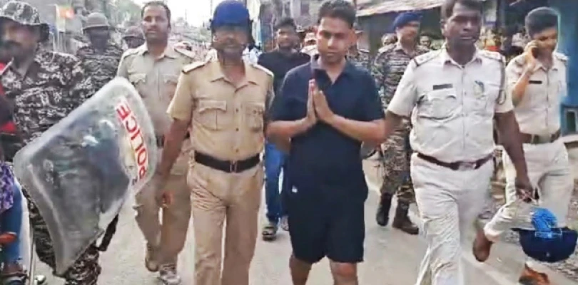 ফের হাঁটানো হল জাহাঙ্গিরকে, পুষ্পাকে দেখে থমকালেন পথচারীরা