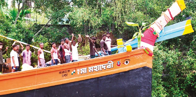 ইলিশের সন্ধানে গভীর সমুদ্রে পাড়ি দিল কয়েক হাজার ট্রলার