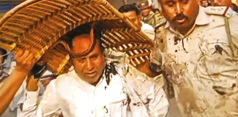পুরসভার প্রাক্তন চেয়ারম্যানকে জামা ছিঁড়ে, কালি দিয়ে হেনস্তা,আরামবাগ থানা চত্বর ‘চোর চোর’ স্লোগান, ছোড়া হল ডিম