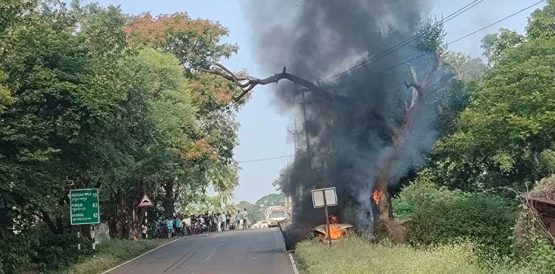 রঘুনাথপুর-বাঁকুড়া রাজ্য সড়কের সাঁতুড়িতে একটি গাড়ি নিয়ন্ত্রণ হারিয়ে গাছে ধাক্কা মারলে গাড়িটিতে আগুন ধরে যায়