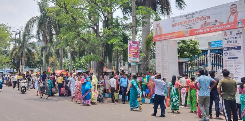 হলদিয়া পুরসভায় জনকল্যাণ শিবিরে আয়ুষ্মান ভারত প্রকল্পের রেজিষ্ট্রেশন লাইনে ভিড় সাধারণ মানুষদের