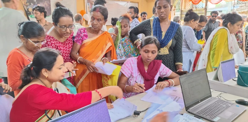 টালিগঞ্জের বাঁশদ্রোনীতে জনকল্যাণ শিবিরে উপচে পড়া ভিড়