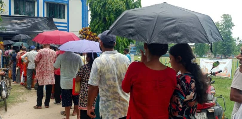 প্রথম দিনেই ভিড় জনকল্যাণ শিবিরে, উত্তরপাড়ার বিশৃঙ্খলায় ক্ষুব্ধ বিধায়ক