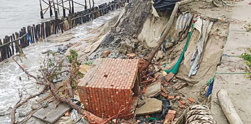 সমুদ্র বাঁধে ধস, আতঙ্ক