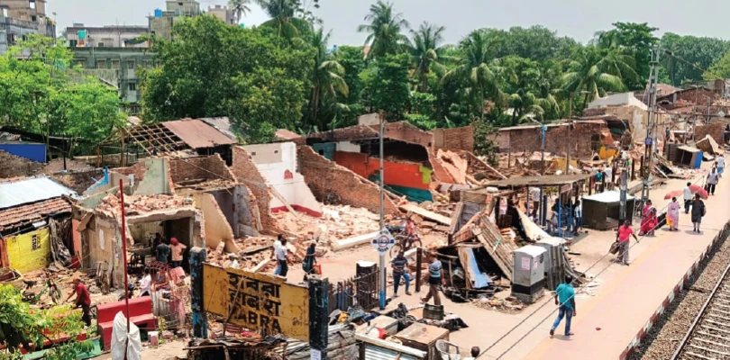 এবার হাবড়া স্টেশন চত্বরে বুলডোজার, এক রাতেই পথে বসল হাজার পরিবার