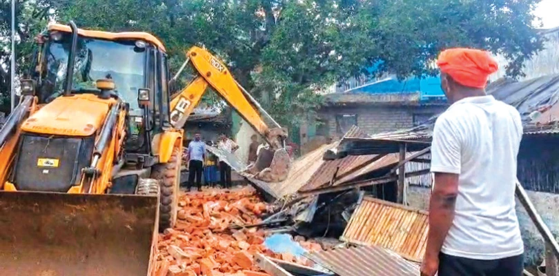 গরিব মানুষের কান্না দেখে থমকে যাচ্ছে কমলেশের বুলডোজারও