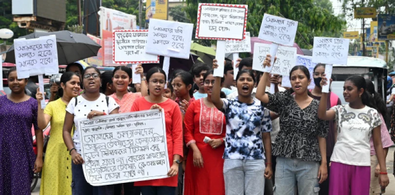 ডিআই অফিসে ‘চাপ’ অভিভাবকদের, স্কুল শিক্ষকদের কাছেই টিউশন পড়তে চেয়ে ডিআইকে ঘেরাও