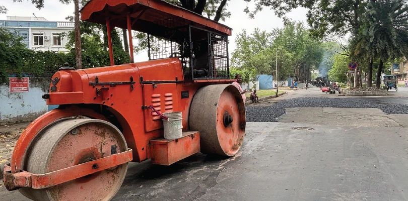 বর্ষার আগে সল্টলেকে শুরু বেহাল রাস্তা সংস্কারের কাজ