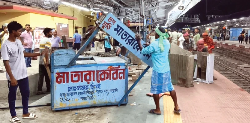 বুলডোজারের ঘায়ে বন্ধ ‘ডালপুরি’র ডাক, কৃষ্ণনগর স্টেশনে হকারদের কান্নাকাটি  মনখারাপ নিত্যযাত্রীদেরও
