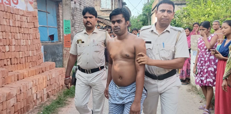 কুড়ুল দিয়ে মায়ের দেহ দু’ টুকরো করে দিল ছেলে, ভয়ানক ঘটনায় আতঙ্ক এলাকাবাসীদের