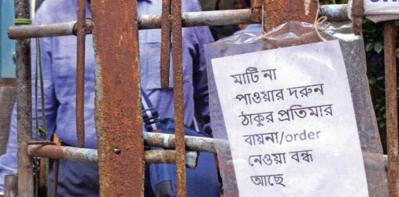 মাটির অভাব,‘বরাত নেওয়া বন্ধ’ নোটিস টাঙালেন হাওড়ার মৃৎশিল্পী