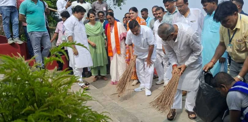 ঝাড়ু হাতে গঙ্গার ঘাট পরিস্কারে মুখ্যমন্ত্রী