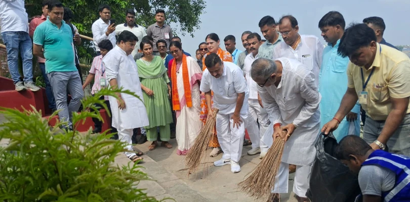 বাগবাজার মায়ের ঘাটে স্বচ্ছতা অভিযানের সূচনা করলেন মুখ্যমন্ত্রী শুভেন্দু অধিকারী