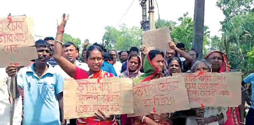 সন্দেশখালিতে দুই তৃণমূল নেতাকে গ্রেপ্তারের দাবি এলাকার মানুষের