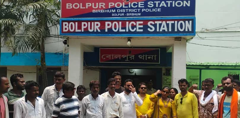 ভোট-পরবর্তী হিংসার ঘটনায় বোলপুরের তৃণমূল নেতা সুদীপ্ত ঘোষ ও পুরসভার ভাইস চেয়ারম্যান ওমর শেখের বিরুদ্ধে থানায় অভিযোগ দায়ের বিজেপি কর্মী-সমর্থদের