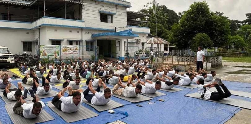 বৃহস্পতিবার সকালে ময়নাগুড়ি থানায় পালিত হলো যোগ দিবস