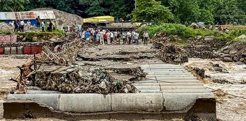 ফের বিপর্যস্ত মিরিকের দুধিয়া সেতু! প্রবল বর্ষণে ফুঁসছে বালাসন নদী