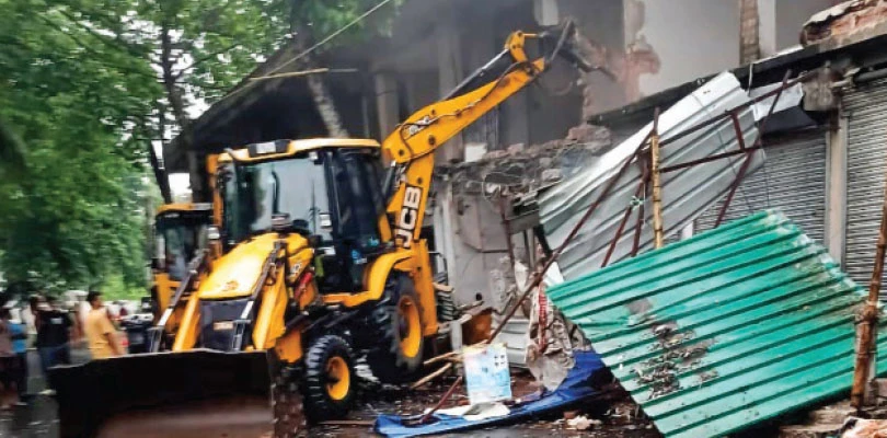 সরকারি জমিতে দোকান, ভাঙল প্রশাসন
