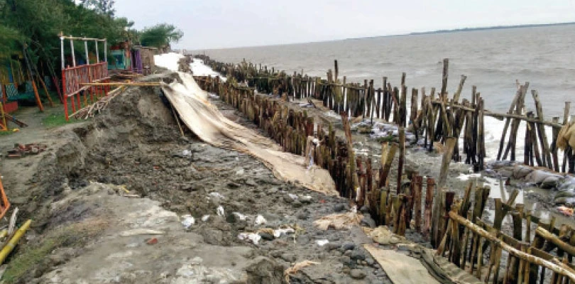 মৌসুনিতে নদী বাঁধে ধস, প্রবল আতঙ্ক