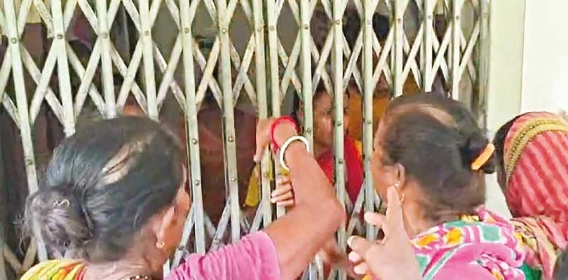 নন্দীগ্রামে ১০০ দিনের কাজের সুপারভাইজারের বাড়িতে ক্ষোভ, জবকার্ড জমা রেখে টাকা আত্মসাতের অভিযোগ বাসিন্দাদের