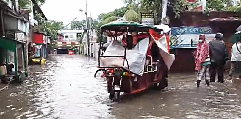 বেলুড় আন্ডারপাসে কোমর জল, ট্রেন  ধরতে প্রাণ হাতে লাইন পার যাত্রীদের
