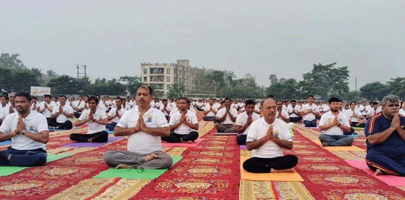 আসানসোলের পোলো মাঠে যোগ দিবসের অনুষ্ঠানে যোগদান করলেন  পূর্তমন্ত্রী অজয় পোদ্দার সহ বিধায়ক, জেলাশাসক, পুলিশ কমিশনার সহ শীর্ষ আধিকারিকরা