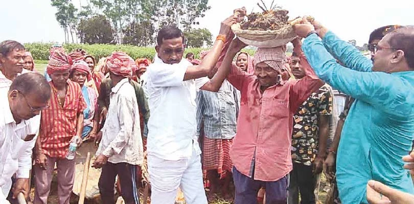 কোদাল হাতে পুকুর  কেটে প্রকল্পের সূচনায় পদ্মের বিধায়ক অসীম