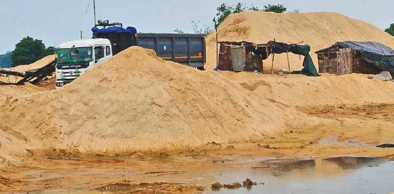 রঘুনাথপুরে স্টকের বালি বিক্রি হচ্ছে সাড়ে সাত হাজার টাকায়